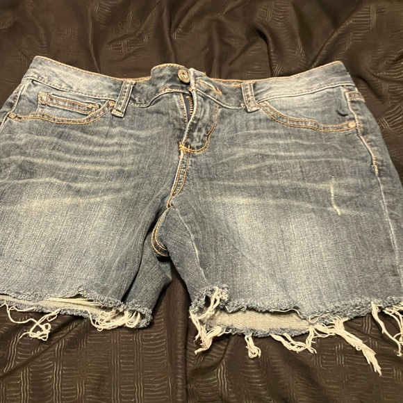FINAL PRICE! Juniors Arizona Cut Off Jean Shorts - Picture 1 of 3